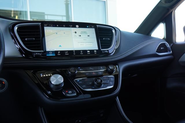 Used 2021 Chrysler Pacifica Limited w/ Uconnect Theater Family Group FWD image 18