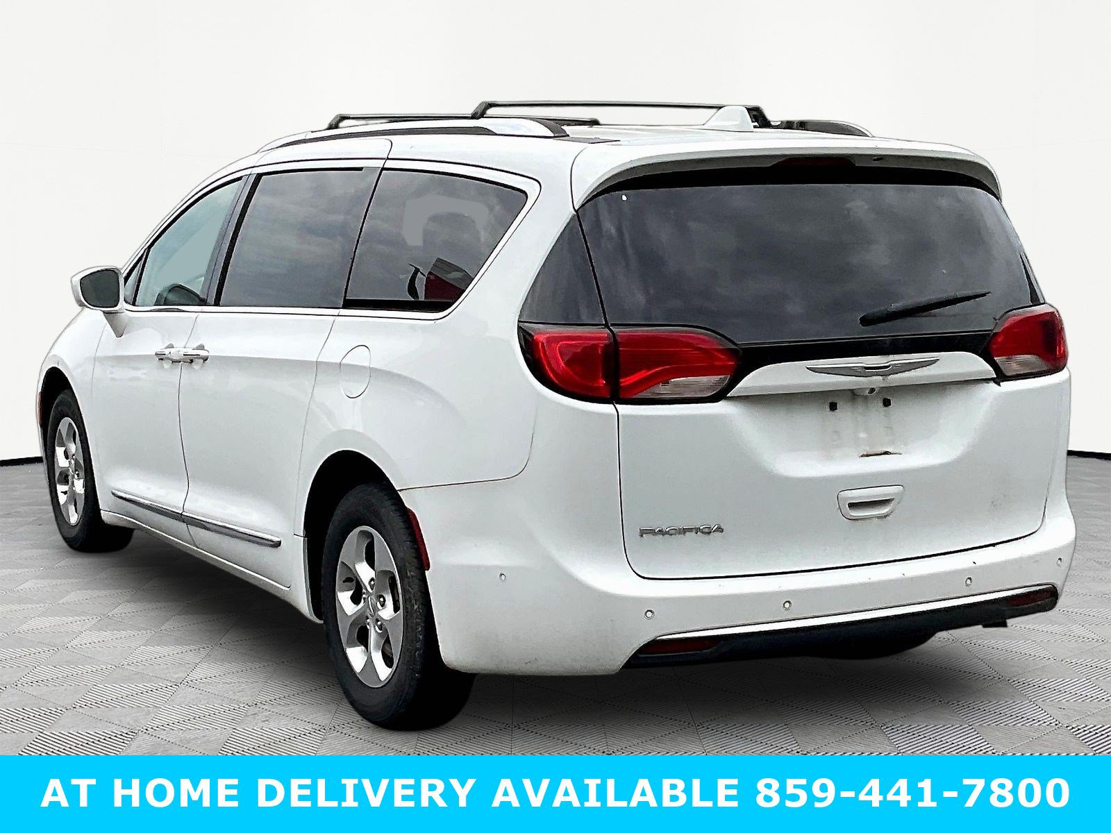 Used 2017 Chrysler Pacifica Touring-L Plus FWD image 4