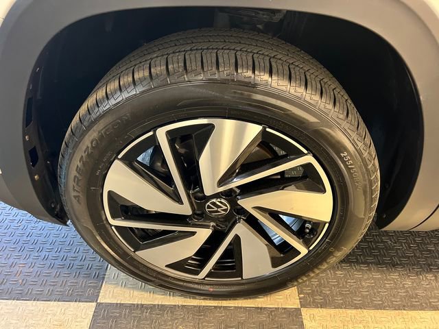 Certified 2025 Volkswagen Atlas SE FWD image 9