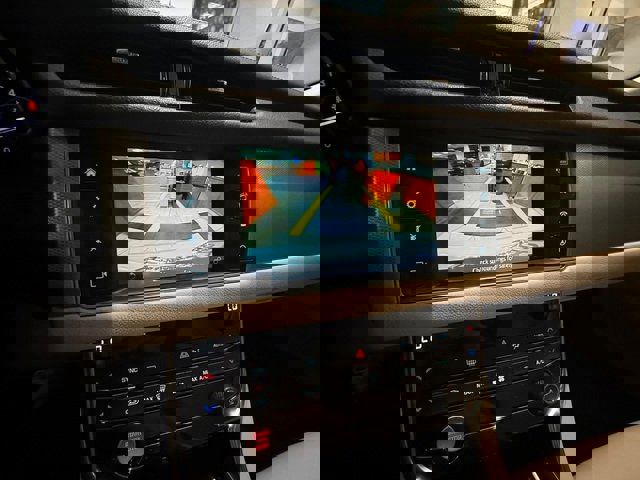 Used 2018 Jaguar XF Premium image 23