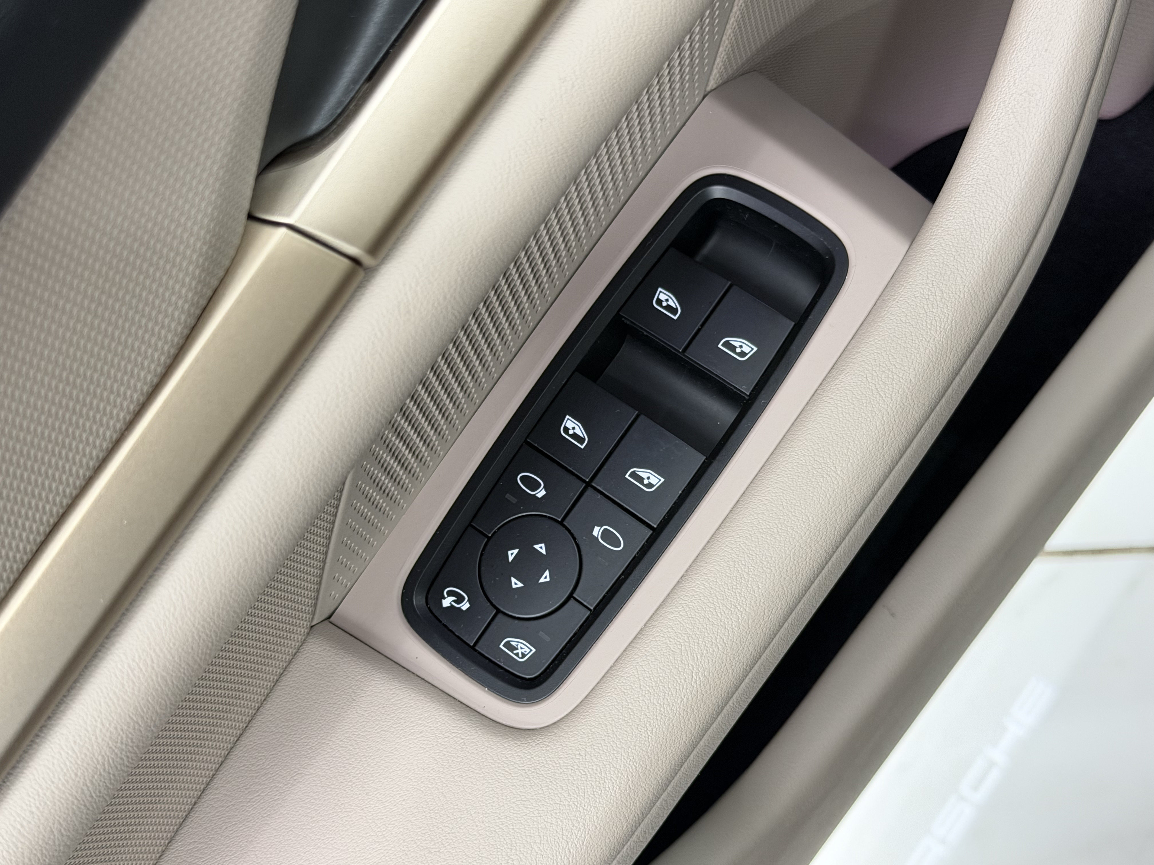 Certified 2022 Porsche Taycan 4S AWD/4WD image 28