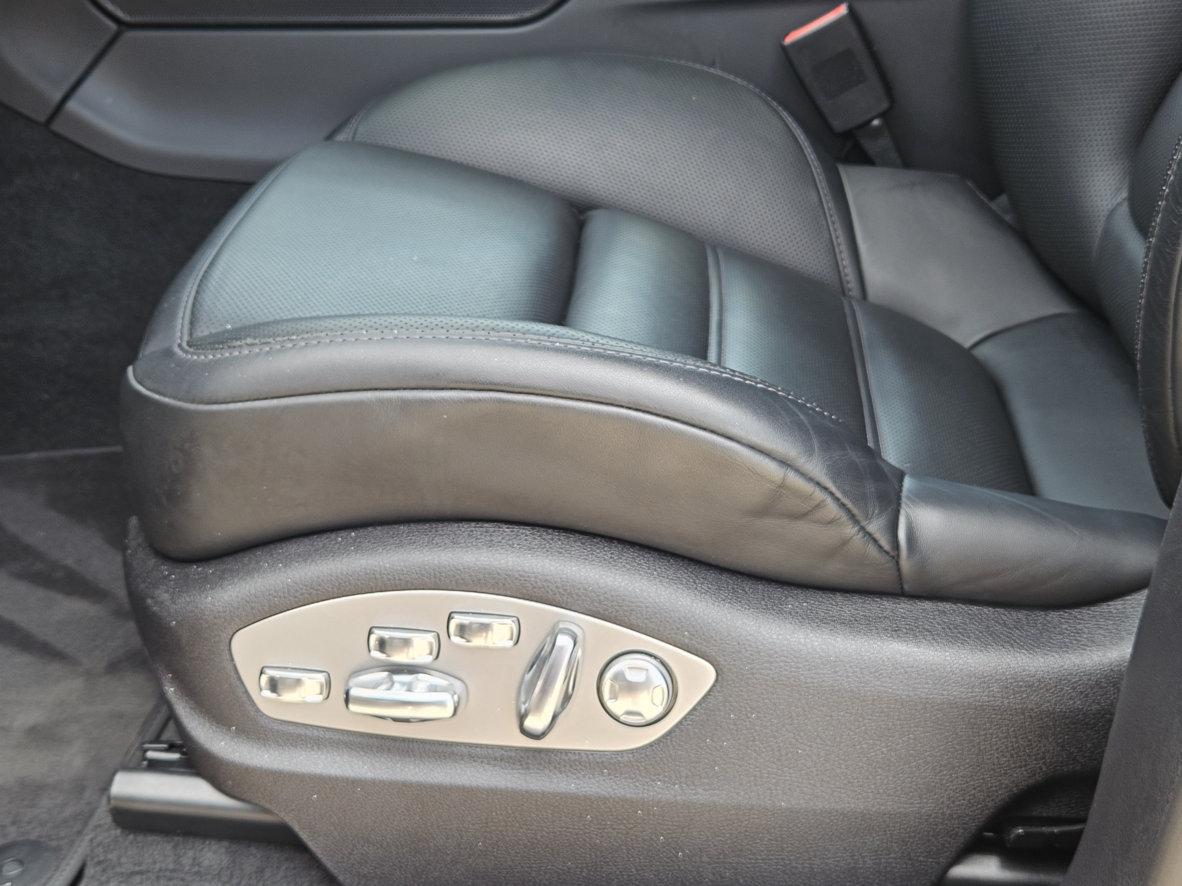 Certified 2026 Porsche Macan AWD/4WD image 23