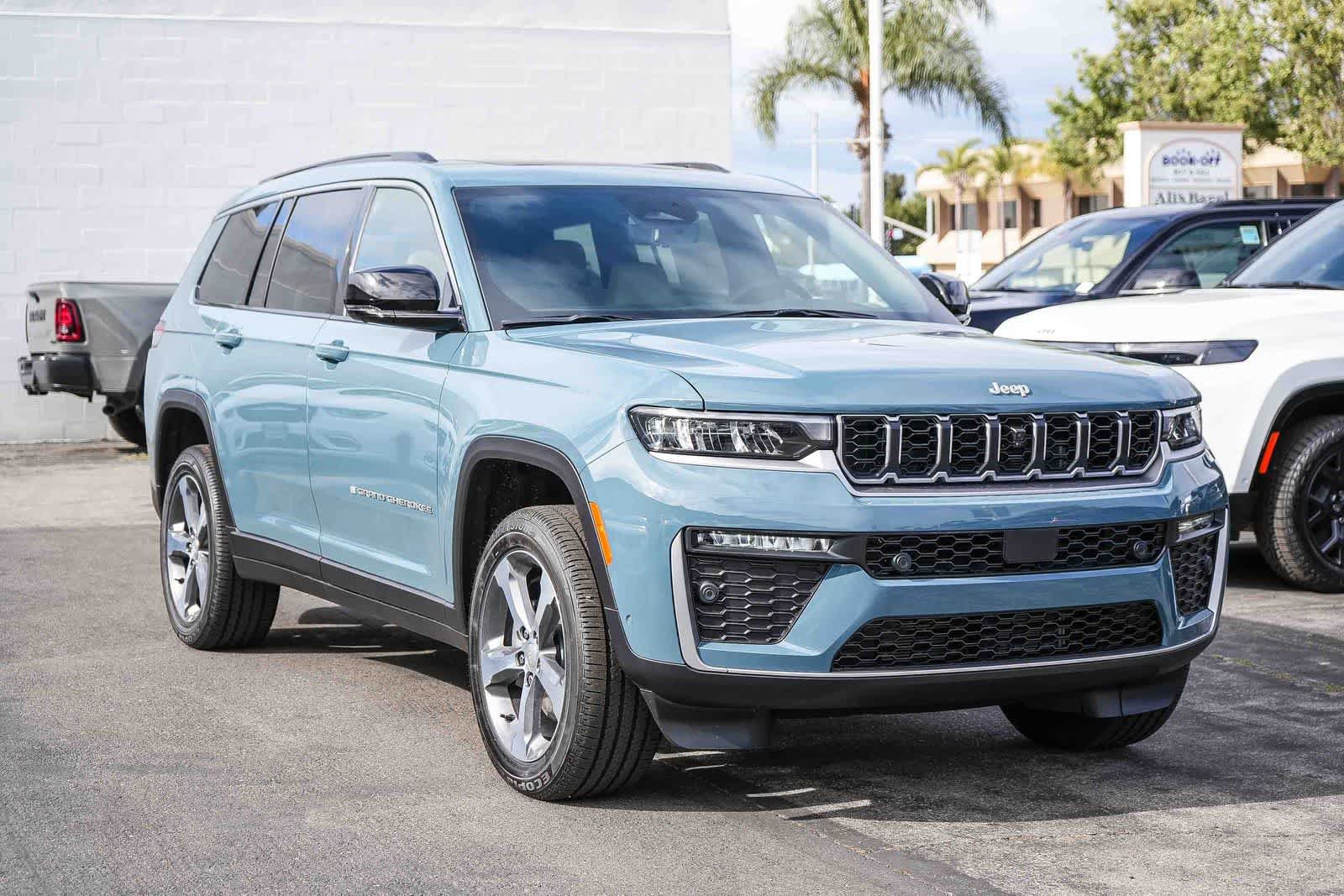 New 2026 Jeep Grand Cherokee L Limited w/ Luxury Tech Group II AWD/4WD image 3