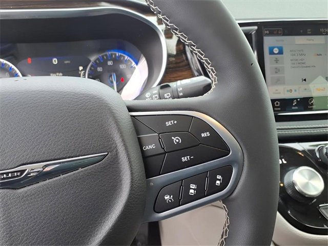 Used 2023 Chrysler Pacifica Limited image 15
