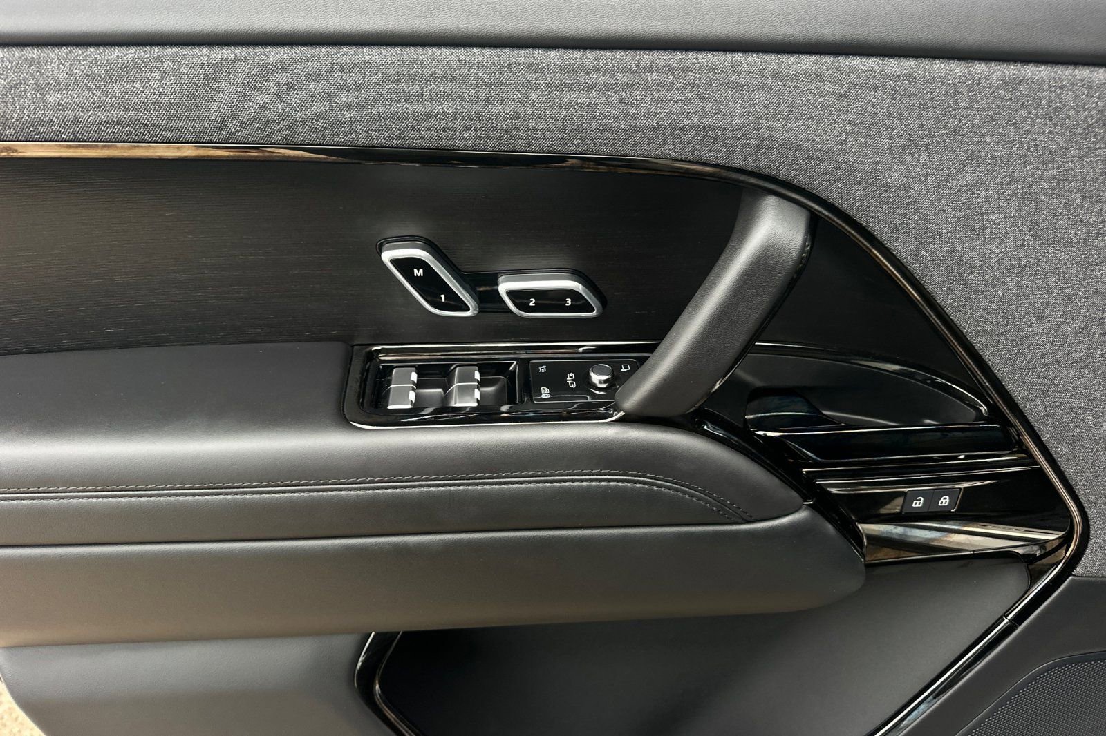 Used 2025 Land Rover Range Rover Sport Dynamic SE image 25