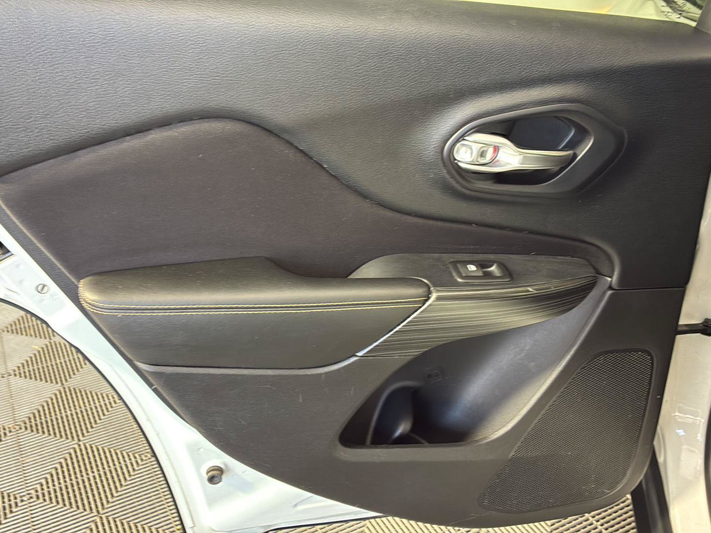 Used 2015 Jeep Cherokee Latitude w/ Cold Weather Group FWD image 22