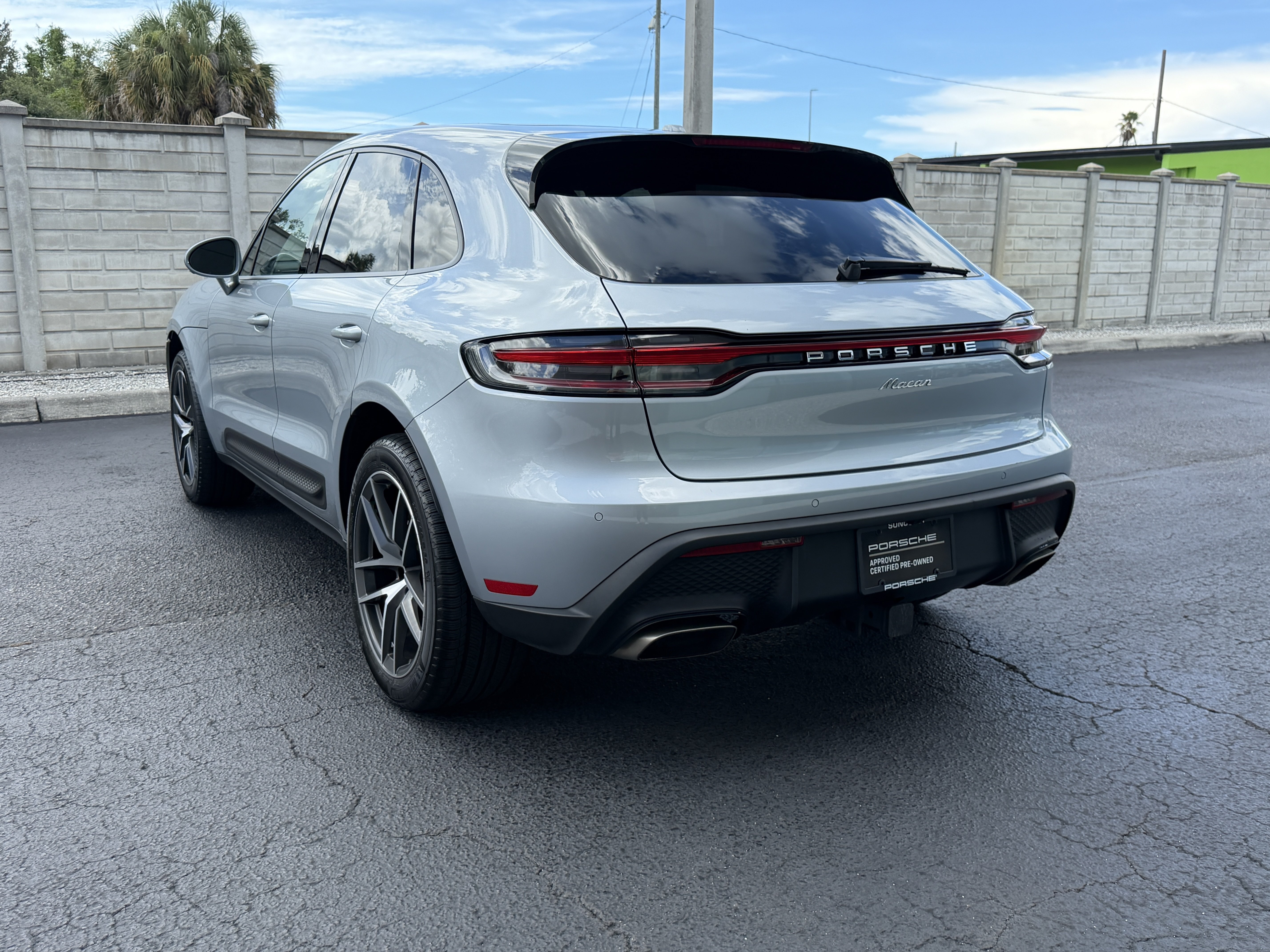 Certified 2023 Porsche Macan AWD/4WD image 3