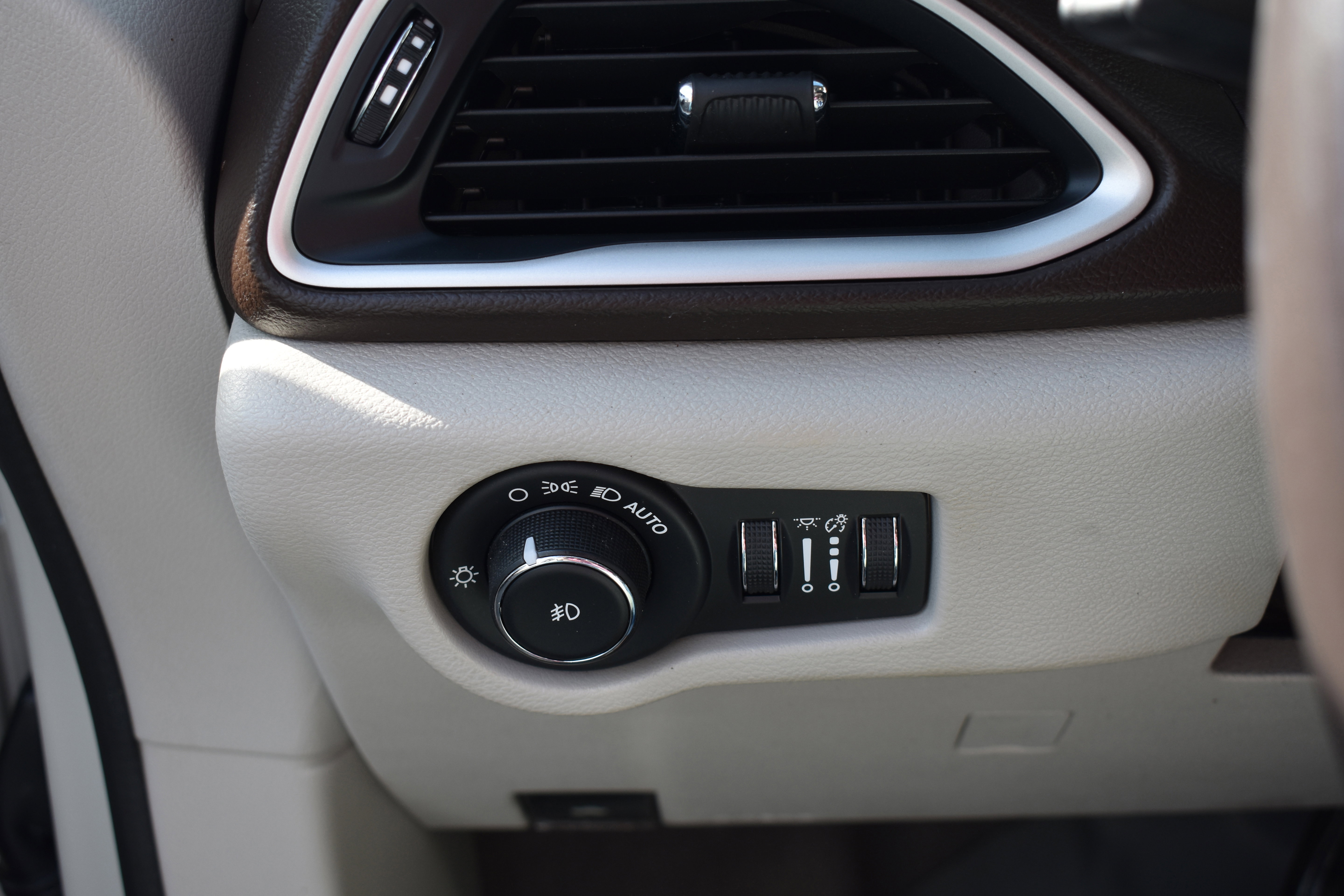 Used 2020 Chrysler Pacifica Touring-L Plus w/ Tire & Wheel Group image 16