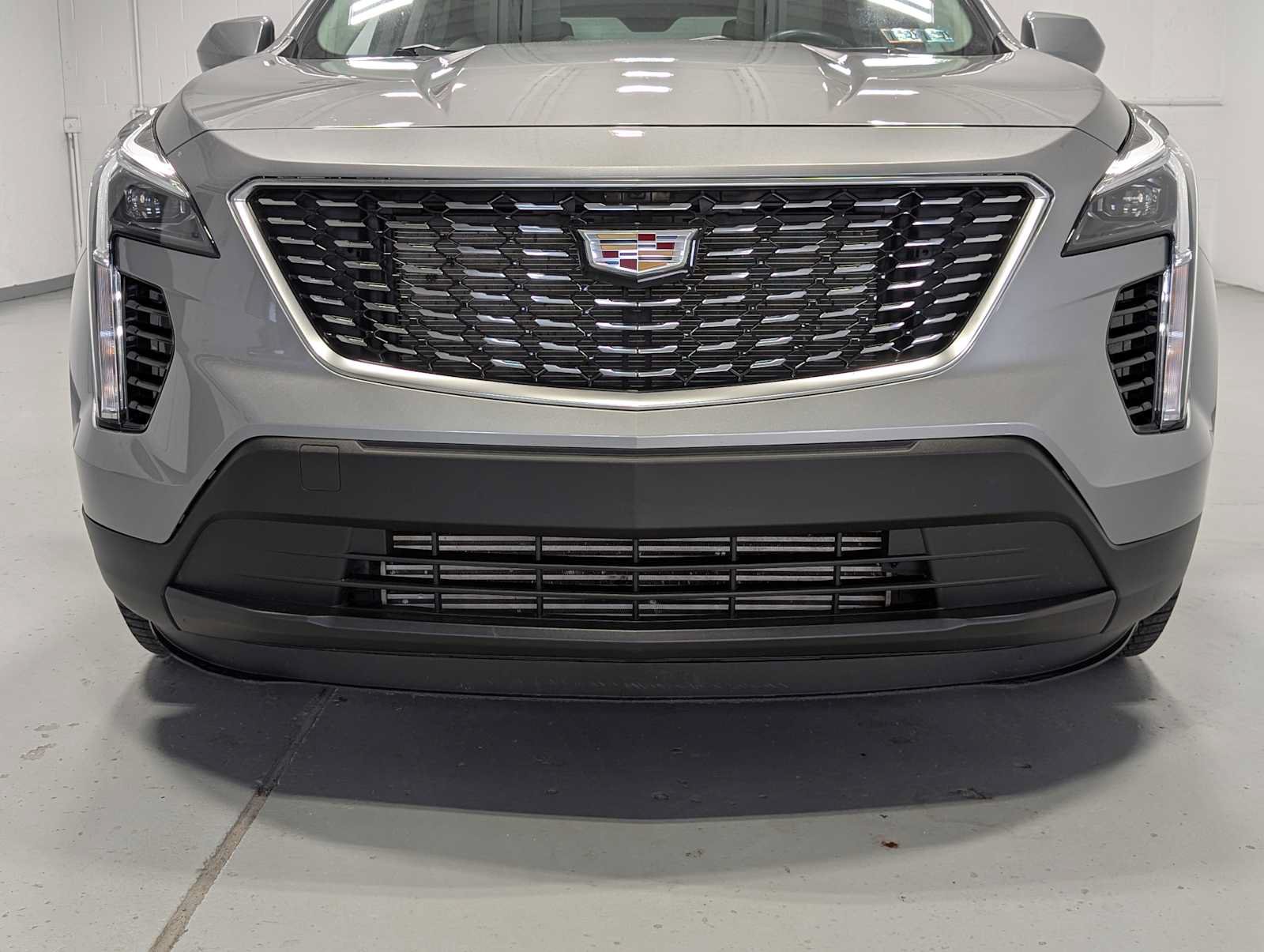 Used 2023 Cadillac XT4 Luxury w/ Cold Weather Package AWD/4WD image 2