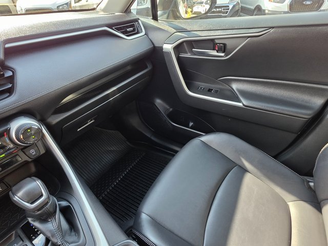 Used 2022 Toyota RAV4 XLE Premium image 32