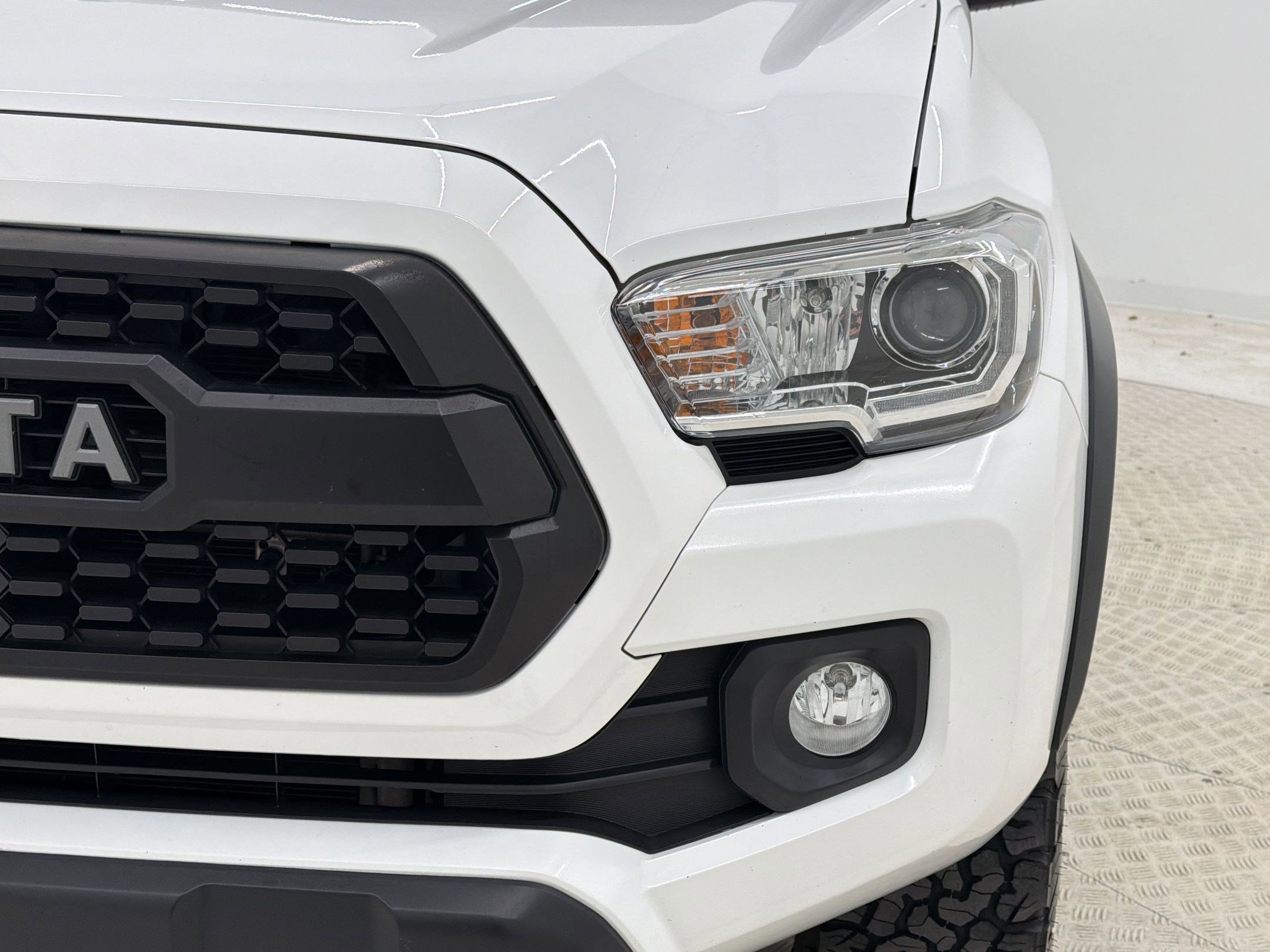 Used 2020 Toyota Tacoma TRD Off-Road w/ Technology Package AWD/4WD image 11