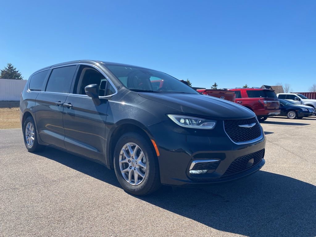 Used 2023 Chrysler Pacifica Touring-L image 3