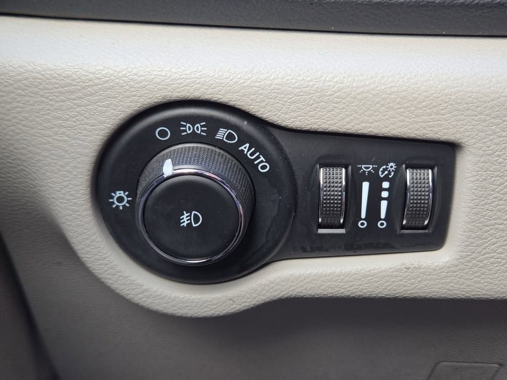 Used 2023 Chrysler Pacifica Touring-L FWD image 31