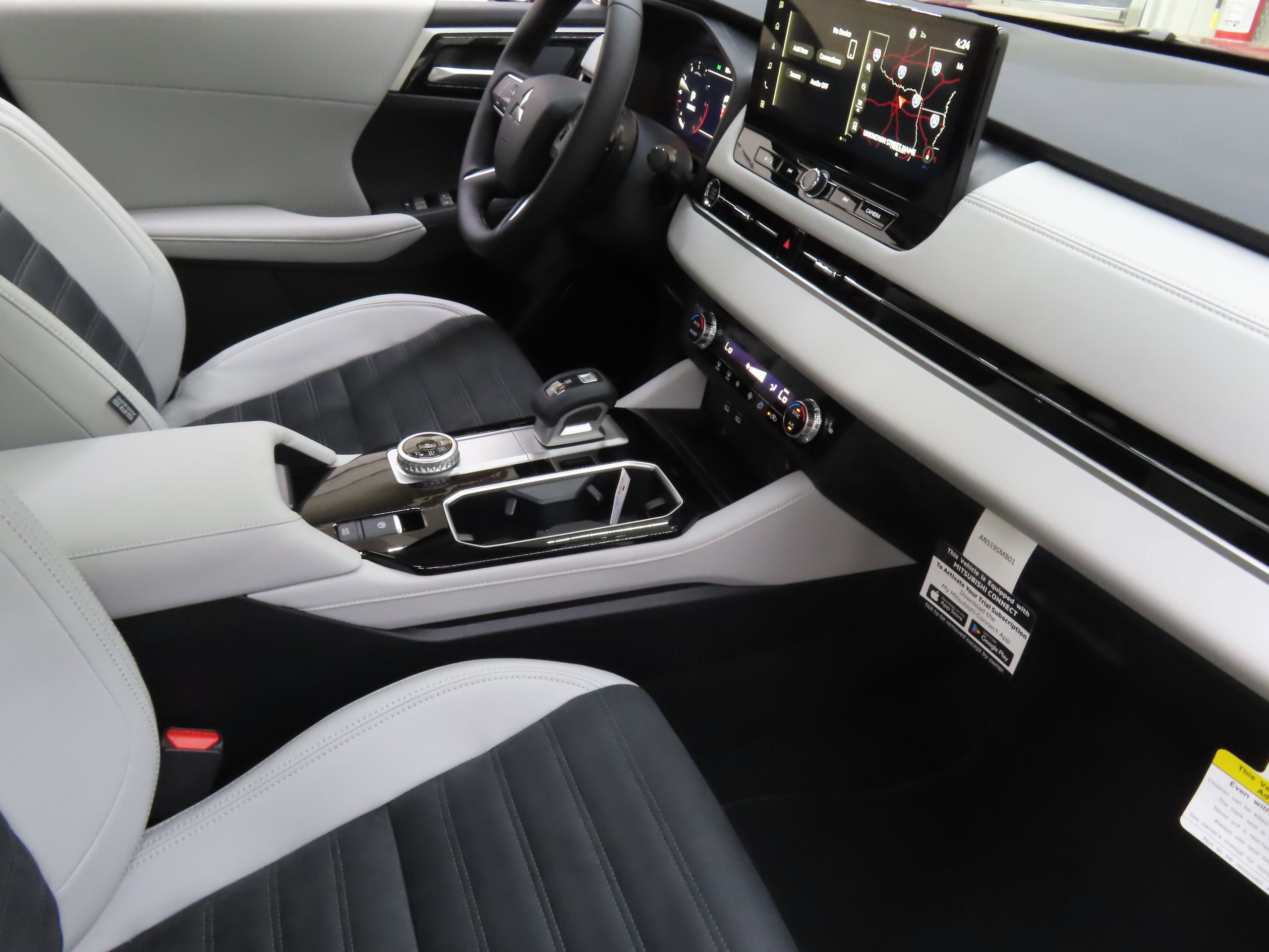 New 2025 Mitsubishi Outlander SE image 25