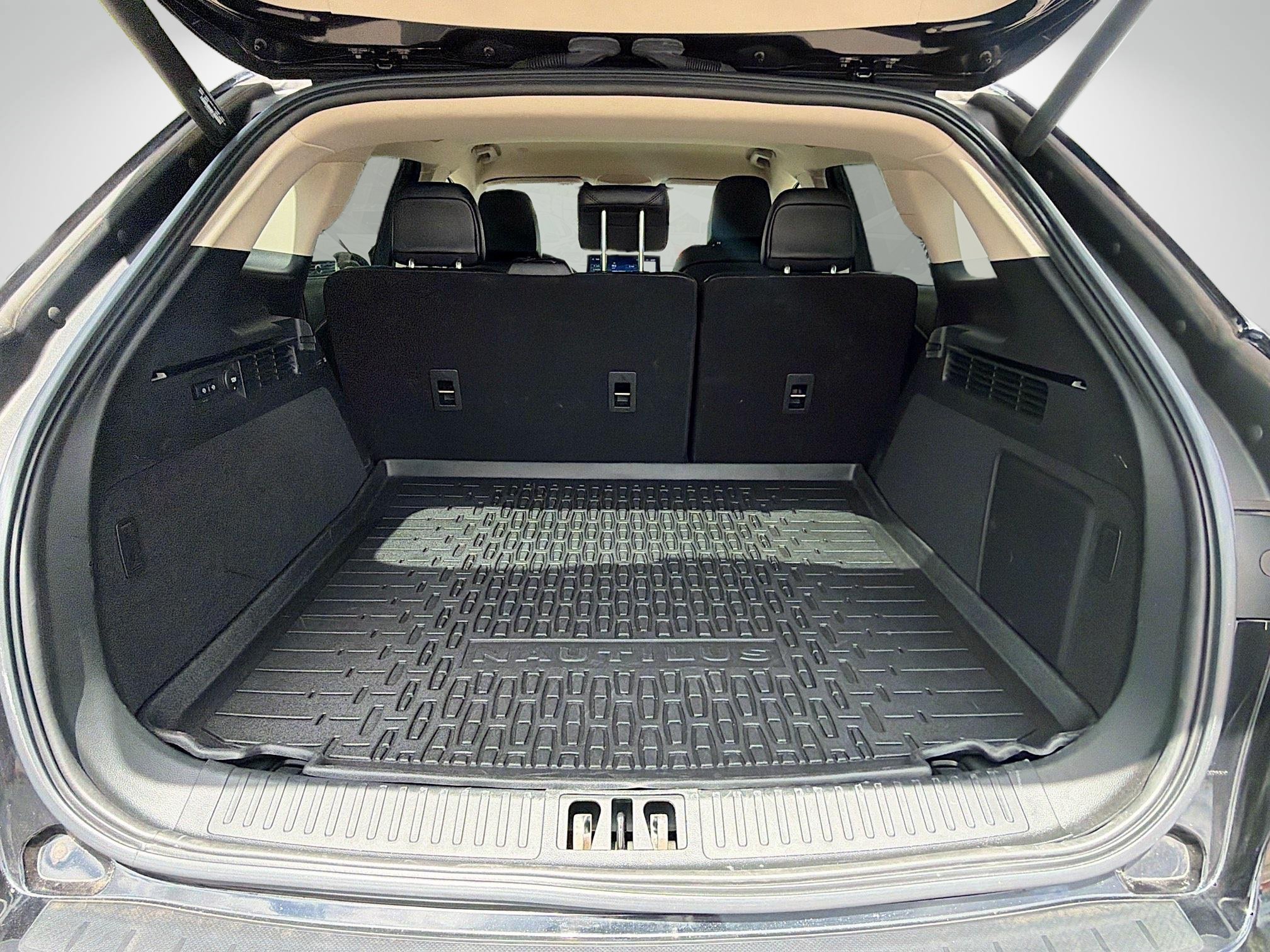Used 2022 Lincoln Nautilus FWD w/ Premium Package image 11