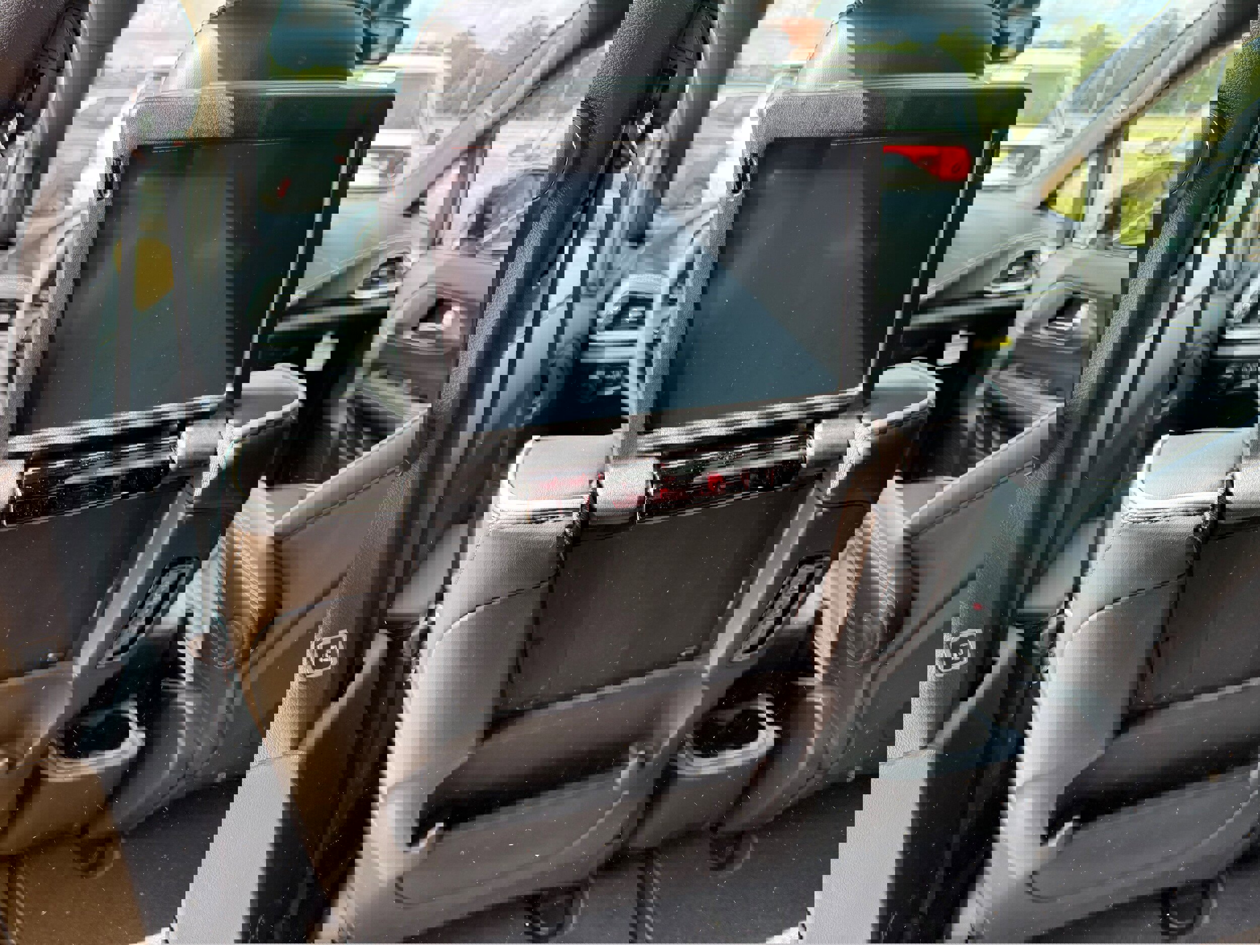 New 2026 Chrysler Pacifica Limited w/ Uconnect Theater Family Group image 13