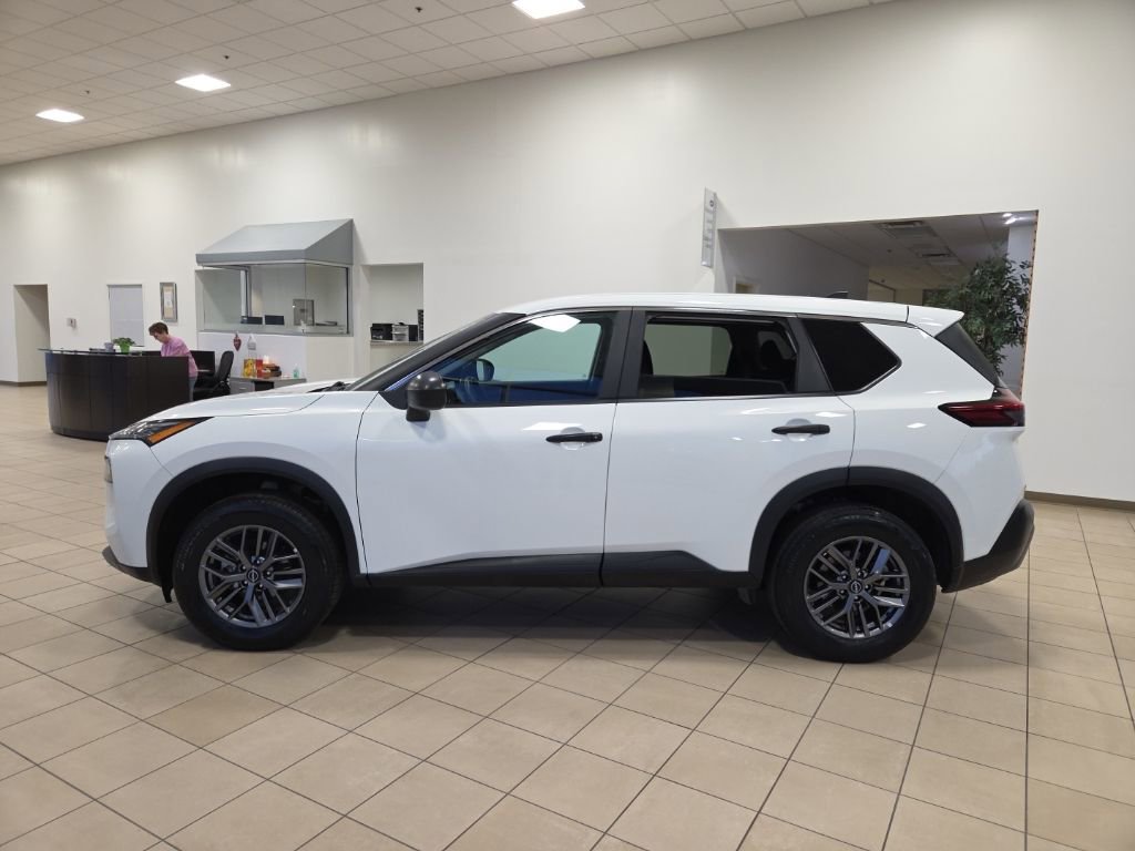 Used 2023 Nissan Rogue S image 2