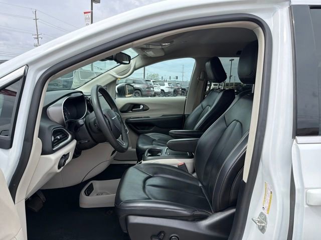Used 2023 Chrysler Pacifica Touring-L image 19