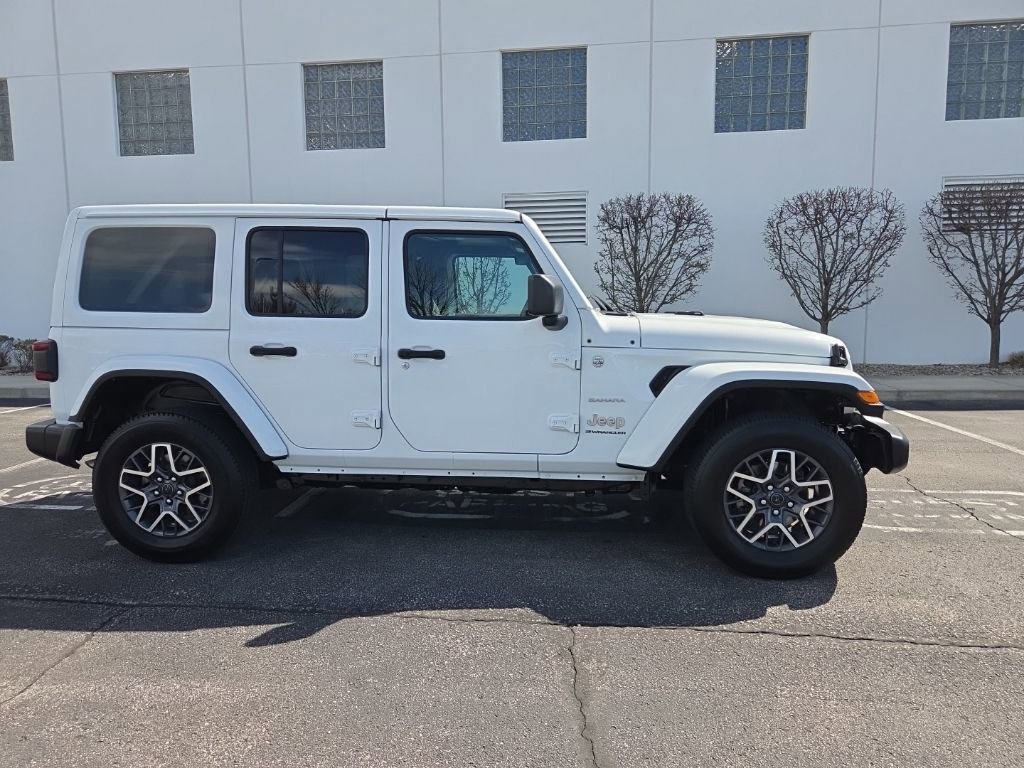 Used 2024 Jeep Wrangler Sahara image 9