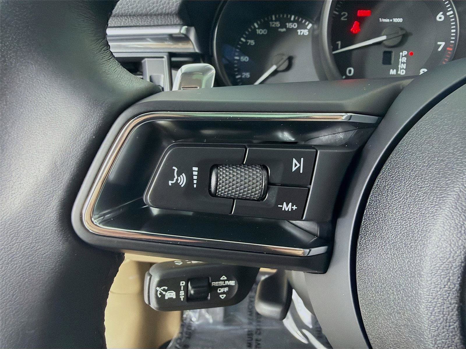 Certified 2025 Porsche Macan image 13