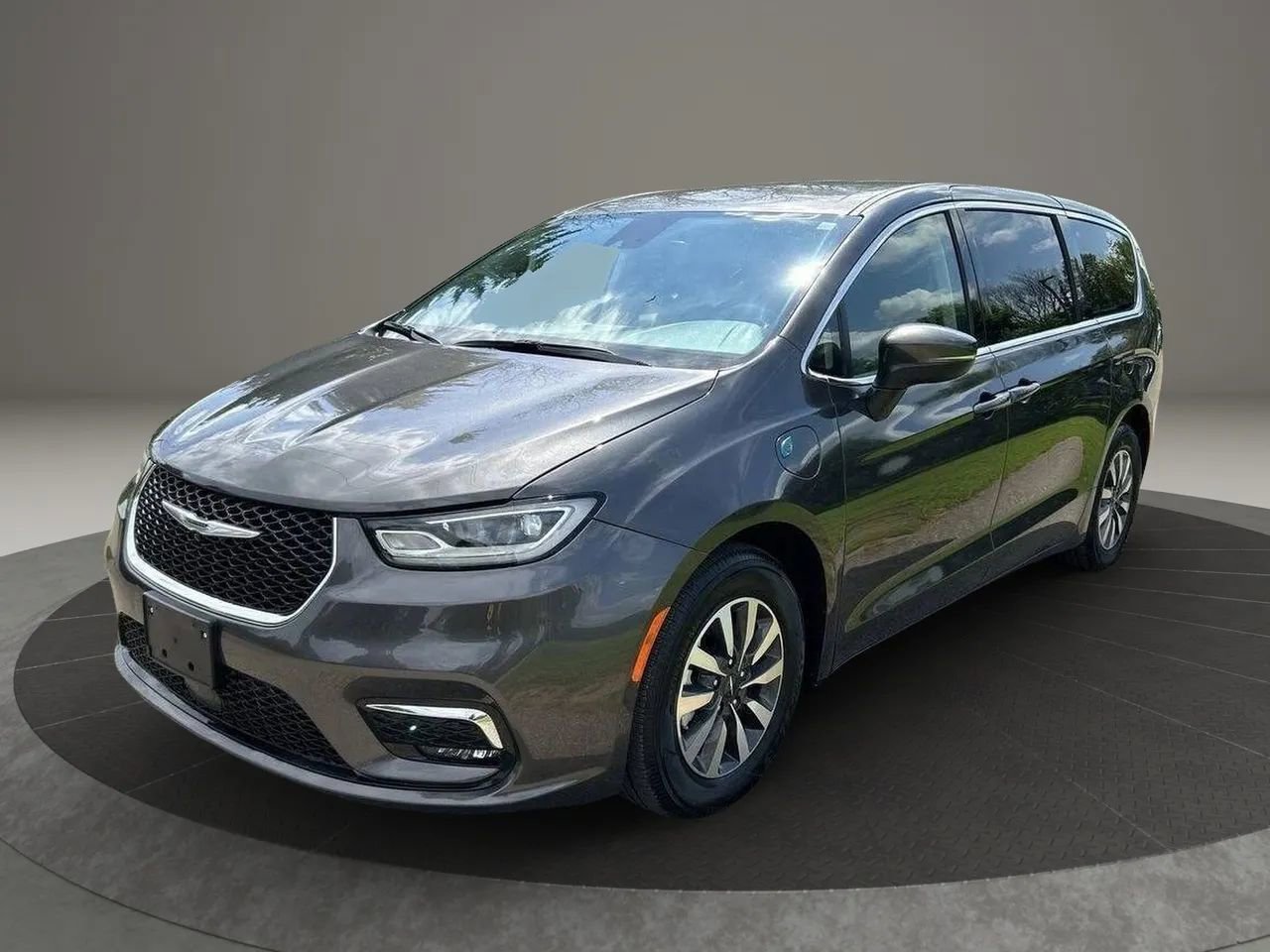 Used 2023 Chrysler Pacifica Touring-L FWD image 2