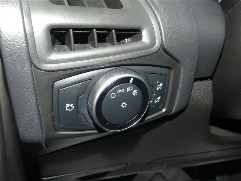 Used 2015 Ford Focus SE w/ SE Cold Weather Package image 27