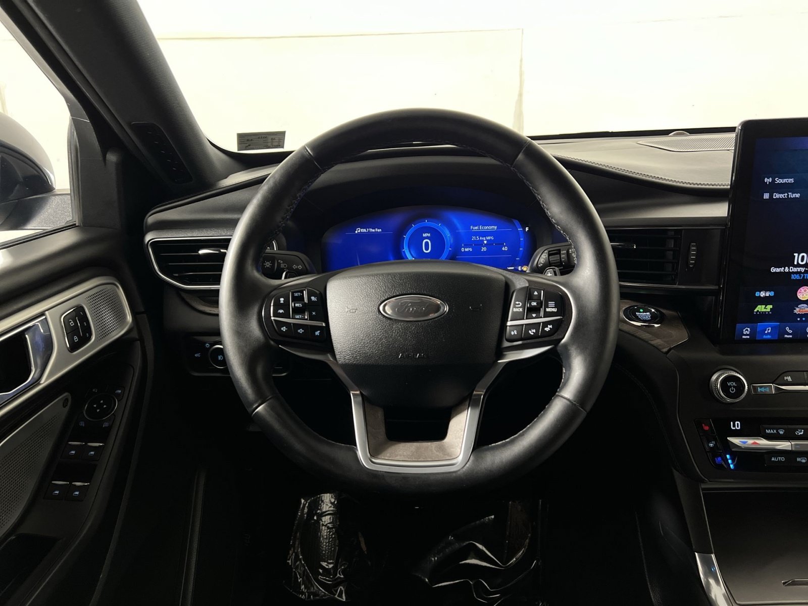 Used 2020 Ford Explorer Platinum w/ Premium Technology Package AWD/4WD image 16