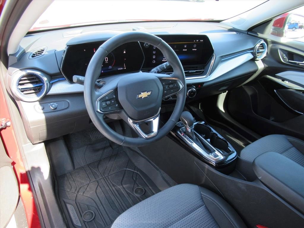 Certified 2025 Chevrolet Trax LT w/ Driver Confidence Package image 16