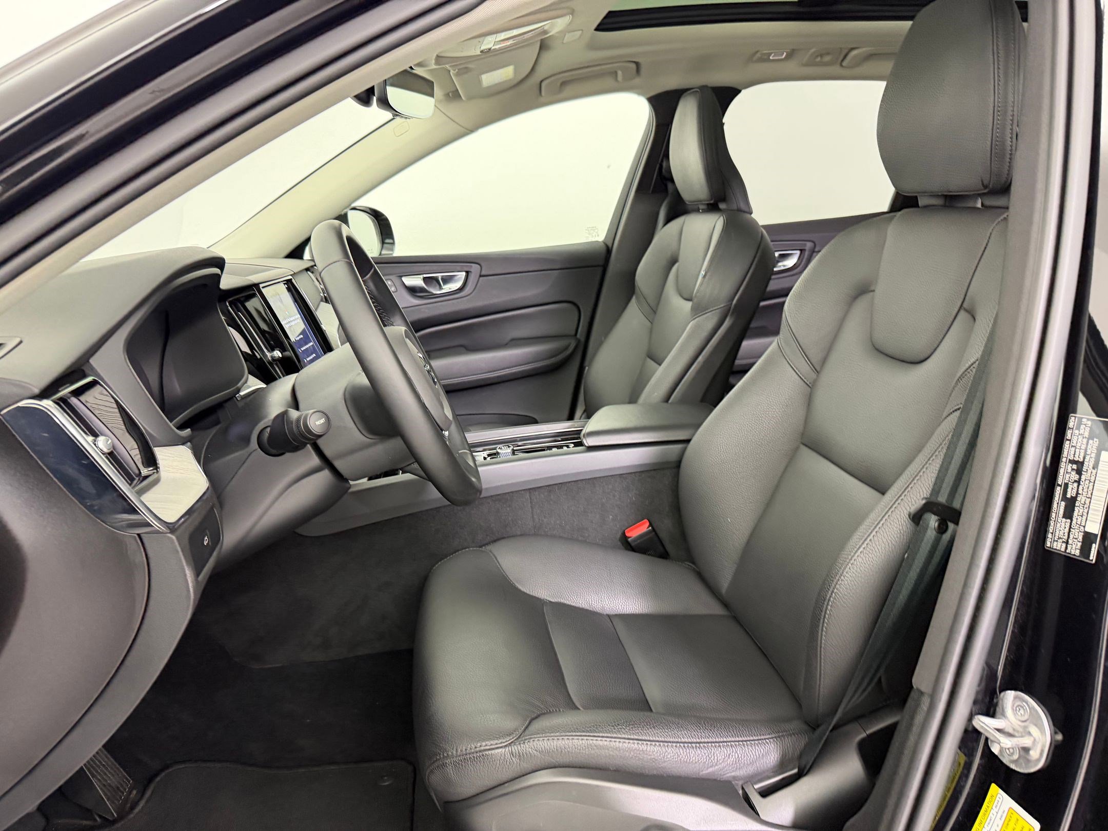 Used 2025 Volvo XC60 B5 Plus image 5