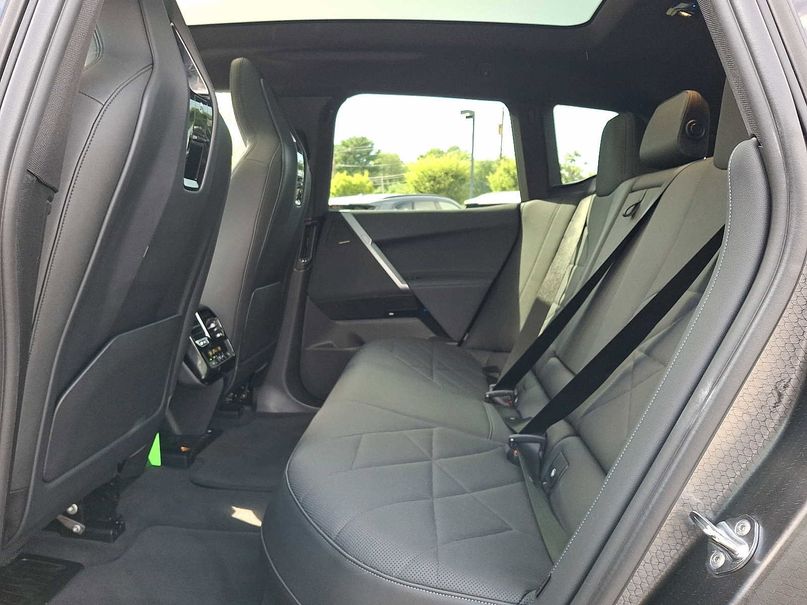 Used 2025 BMW iX xDrive50 w/ Premium Package image 10