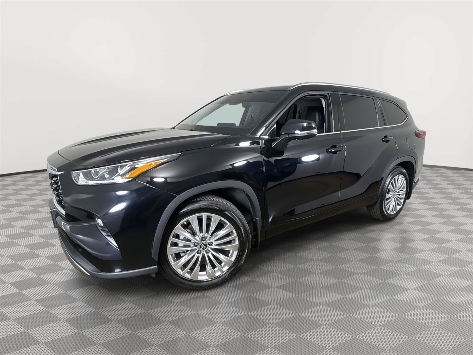Used 2025 Toyota Highlander Platinum AWD/4WD image 1