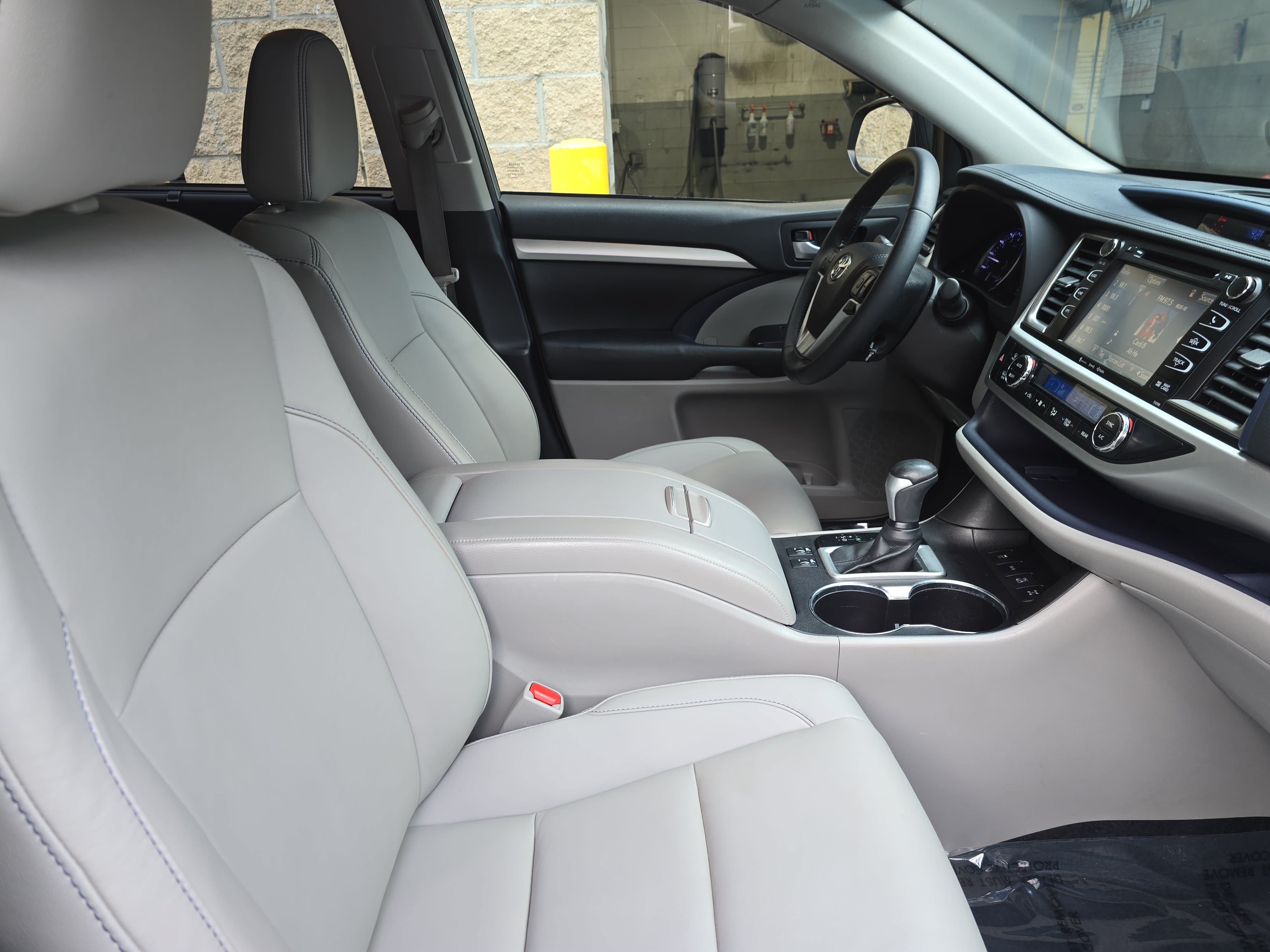 Used 2019 Toyota Highlander XLE AWD/4WD image 10