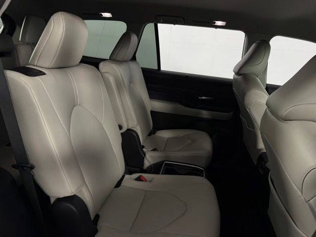 Used 2025 Toyota Grand Highlander AWD image 17