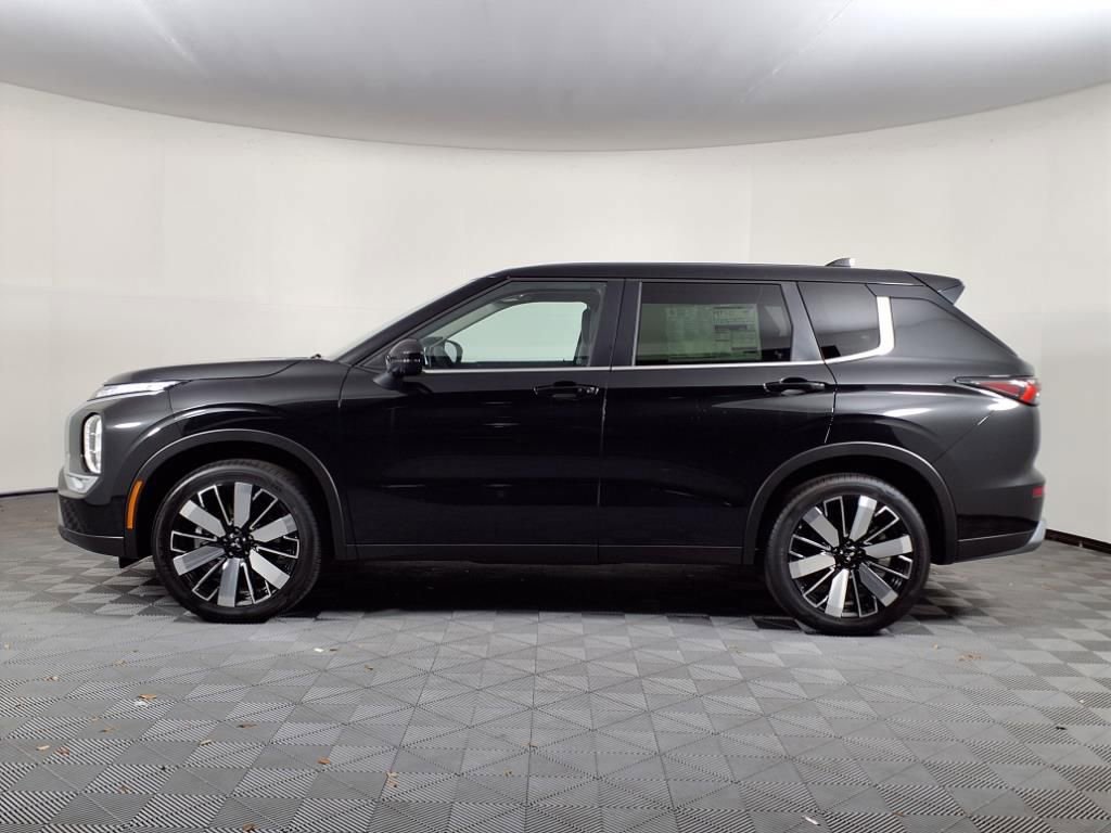 Used 2025 Mitsubishi Outlander SE image 4