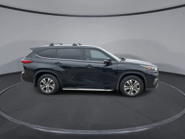 Used 2023 Toyota Highlander XLE FWD image 9