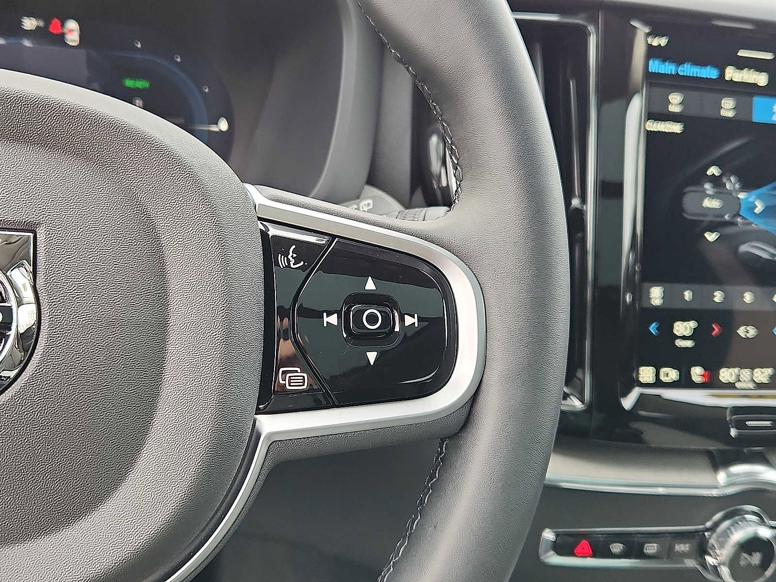 Used 2025 Volvo XC60 T8 Plus w/ Protection Package Premier image 21