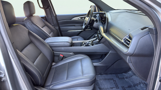 Used 2025 Chevrolet Traverse LT FWD image 24
