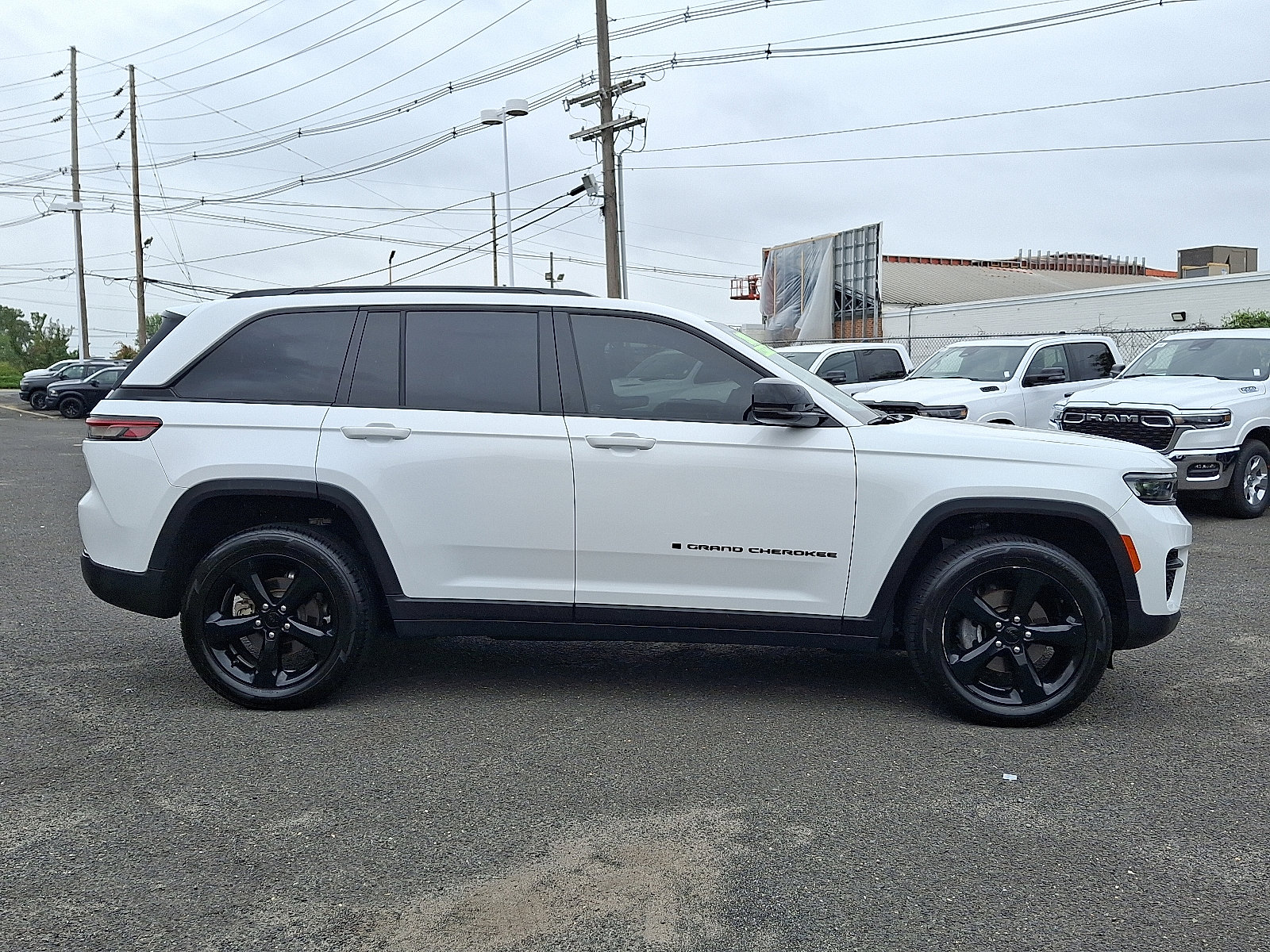 Used 2023 Jeep Grand Cherokee Altitude image 8