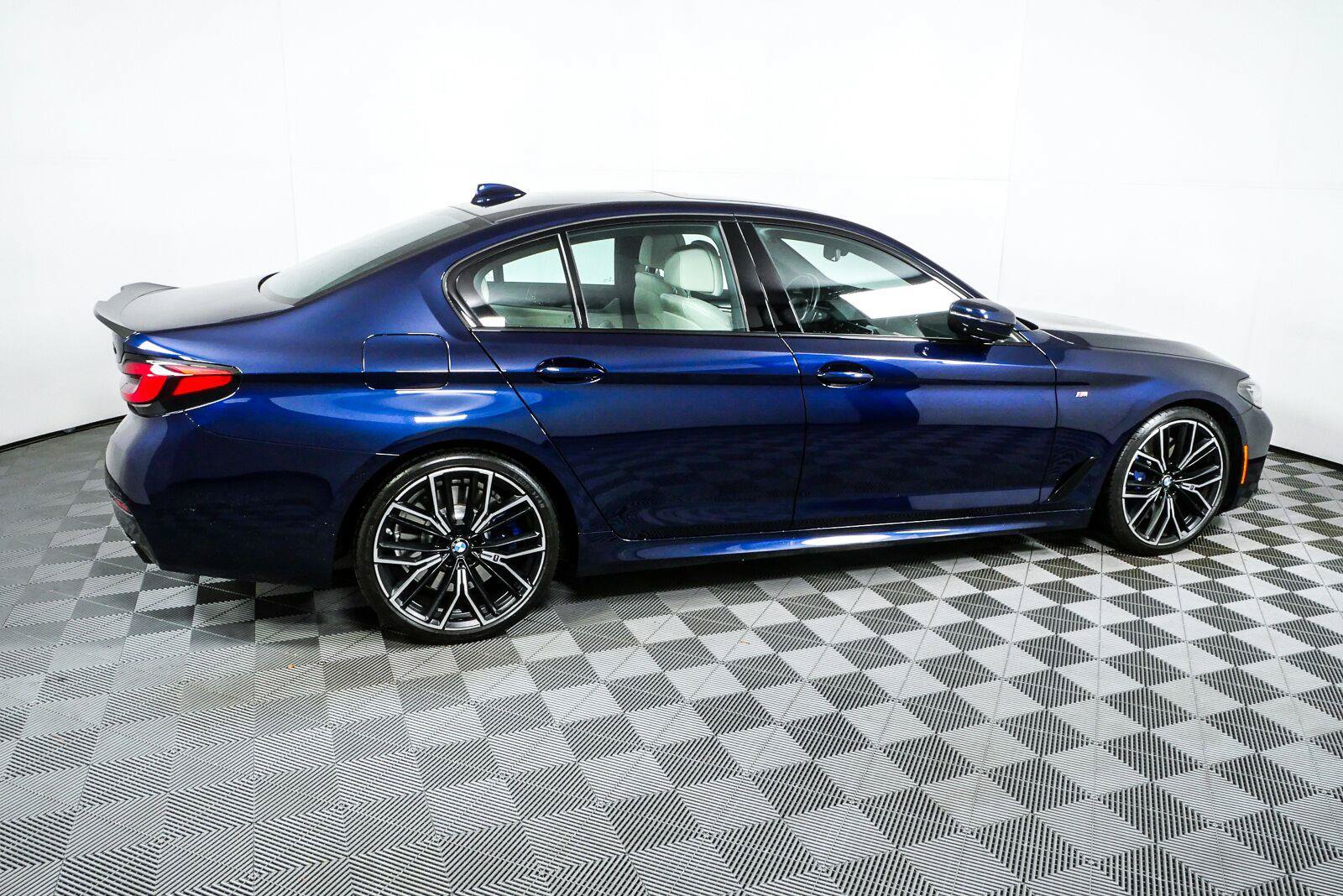 Used 2021 BMW M550i xDrive AWD/4WD image 2