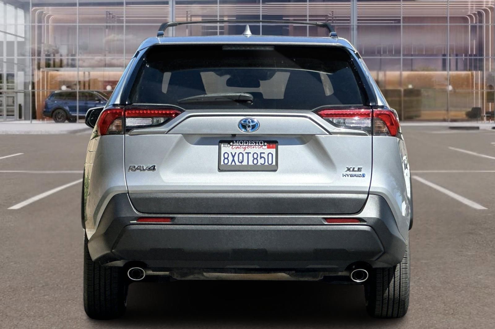 Used 2020 Toyota RAV4 XLE w/ XLE Grade Weather Package image 5