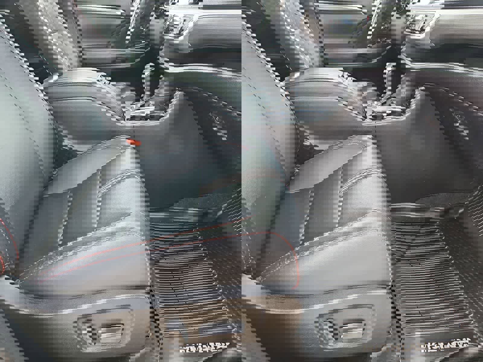 Used 2019 Toyota Highlander SE w/ Nightshade Edition image 23