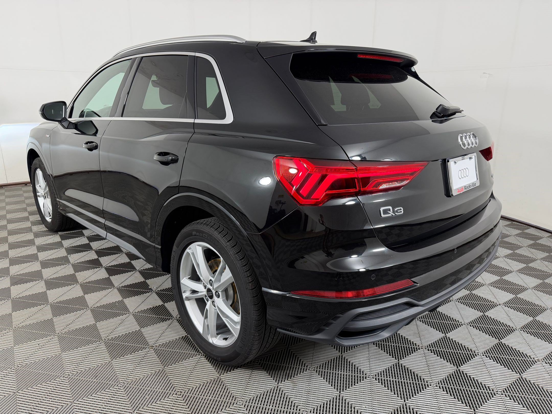 Used 2024 Audi Q3 2.0T Premium w/ Convenience Package AWD/4WD image 3