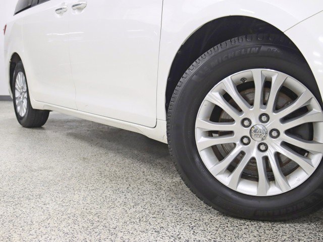 Used 2015 Toyota Sienna XLE w/ XLE Navigation Package image 4