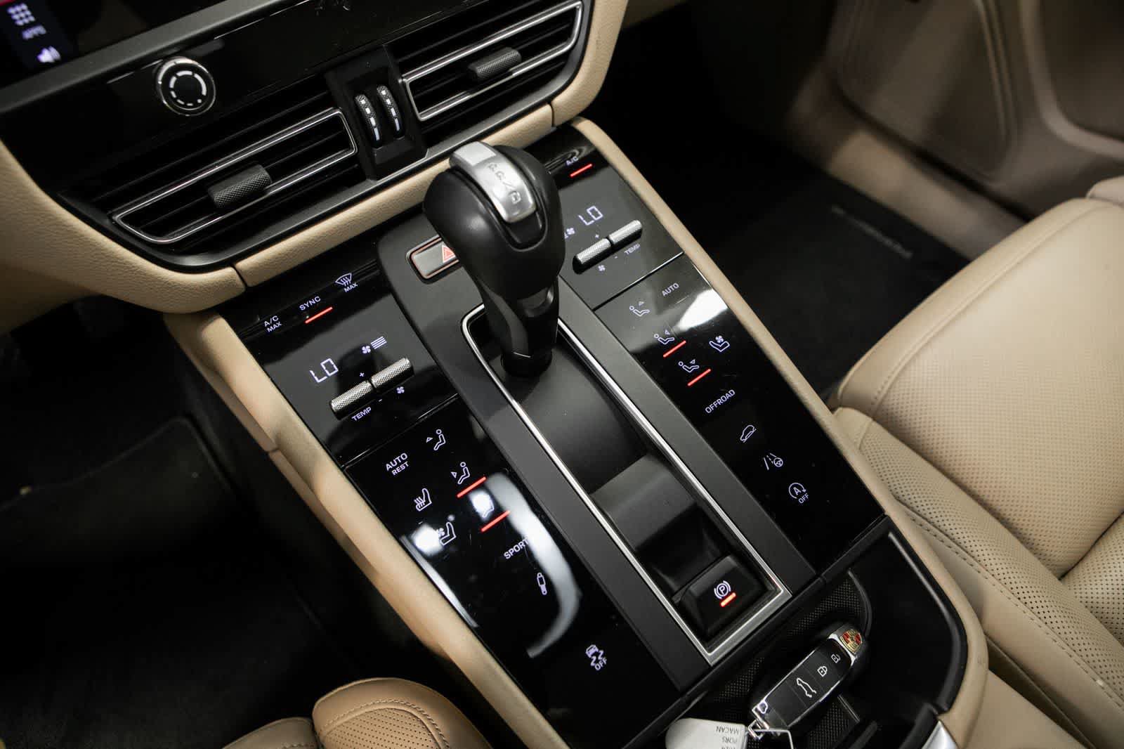 Certified 2024 Porsche Macan AWD/4WD image 23