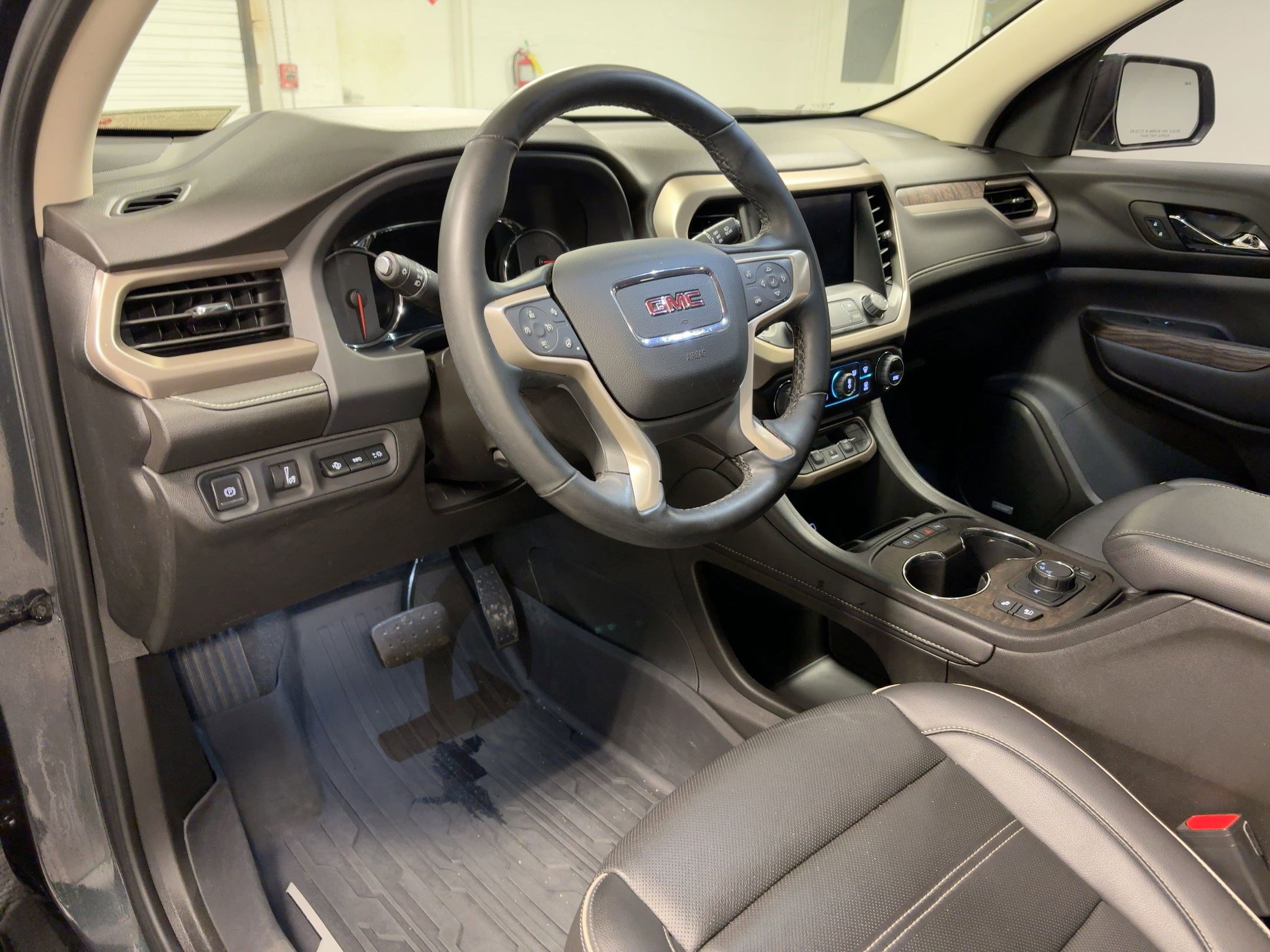 Used 2023 GMC Acadia Denali w/ Denali Ultimate Package image 3