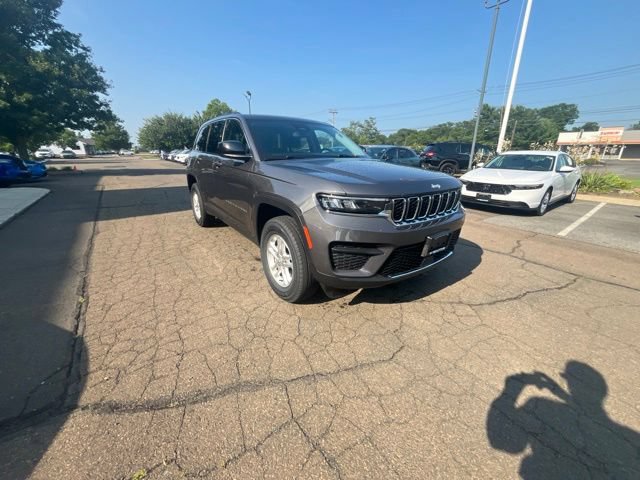 Used 2023 Jeep Grand Cherokee Laredo AWD/4WD image 26