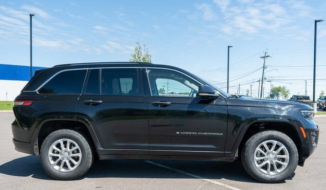 Used 2022 Jeep Grand Cherokee Overland AWD/4WD image 5