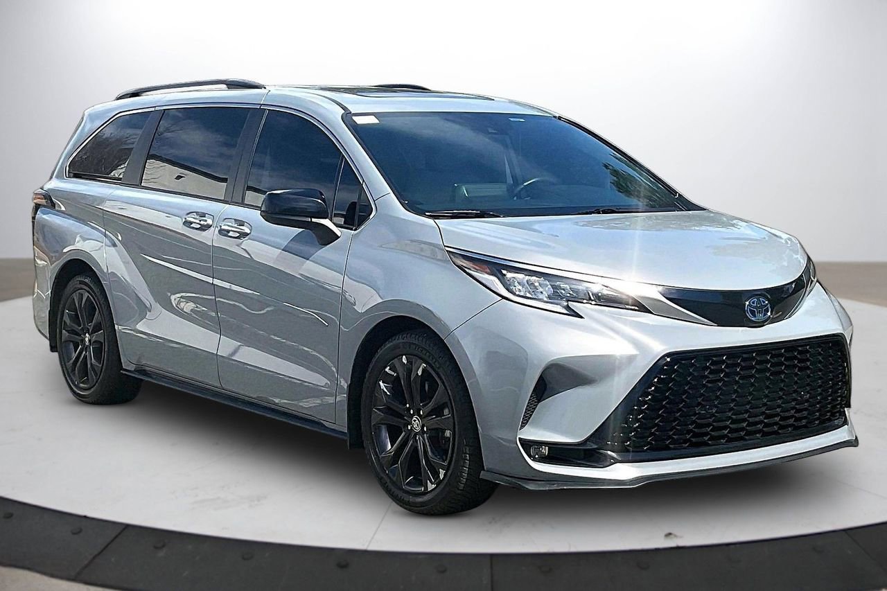 Used 2023 Toyota Sienna XSE image 2