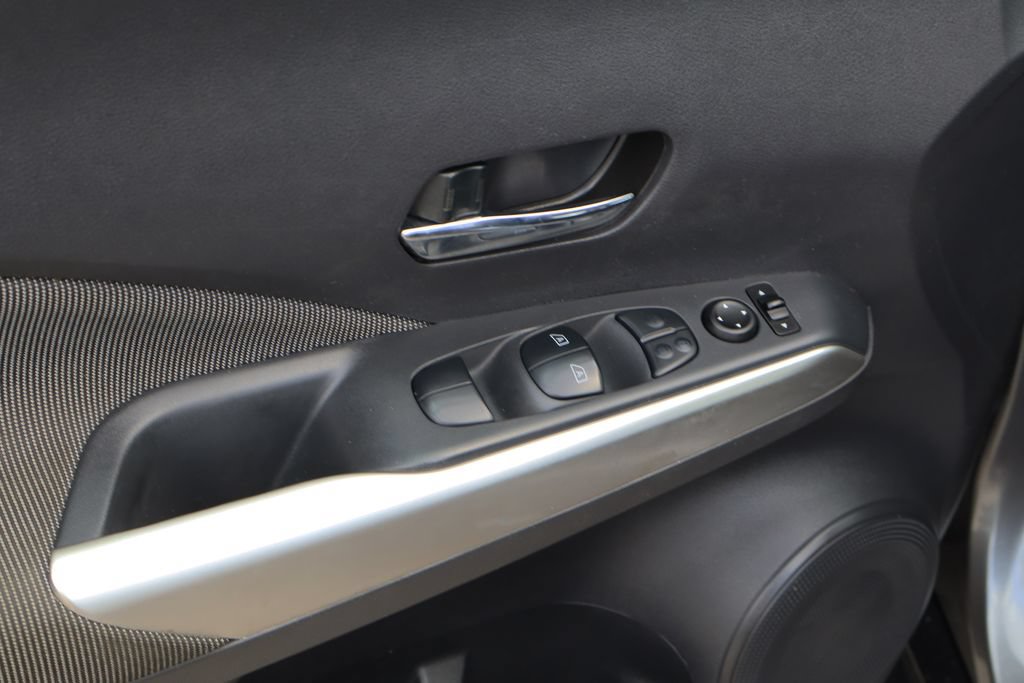 Used 2018 Nissan Kicks SV FWD image 19