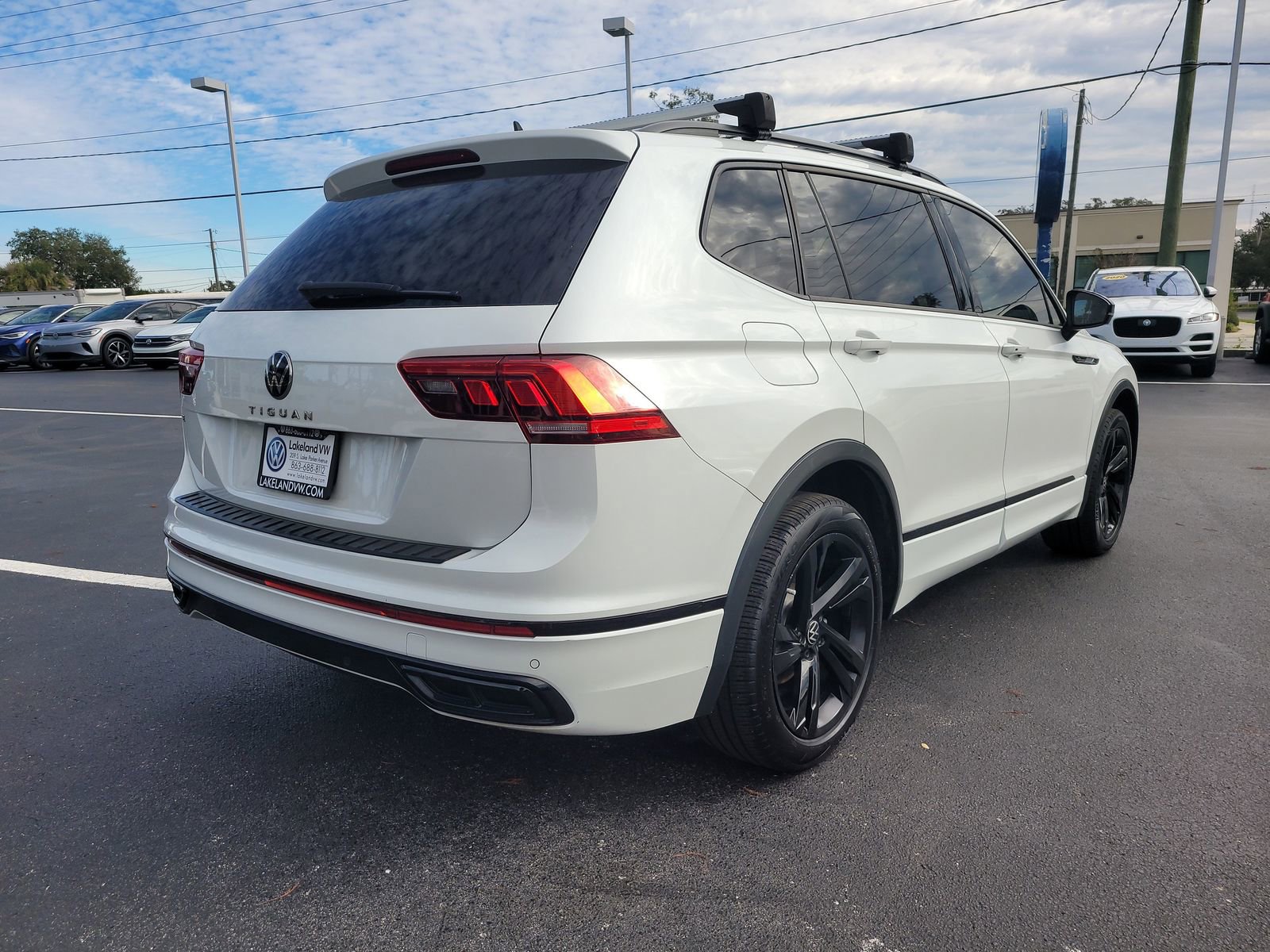 Used 2023 Volkswagen Tiguan SE R-Line image 6